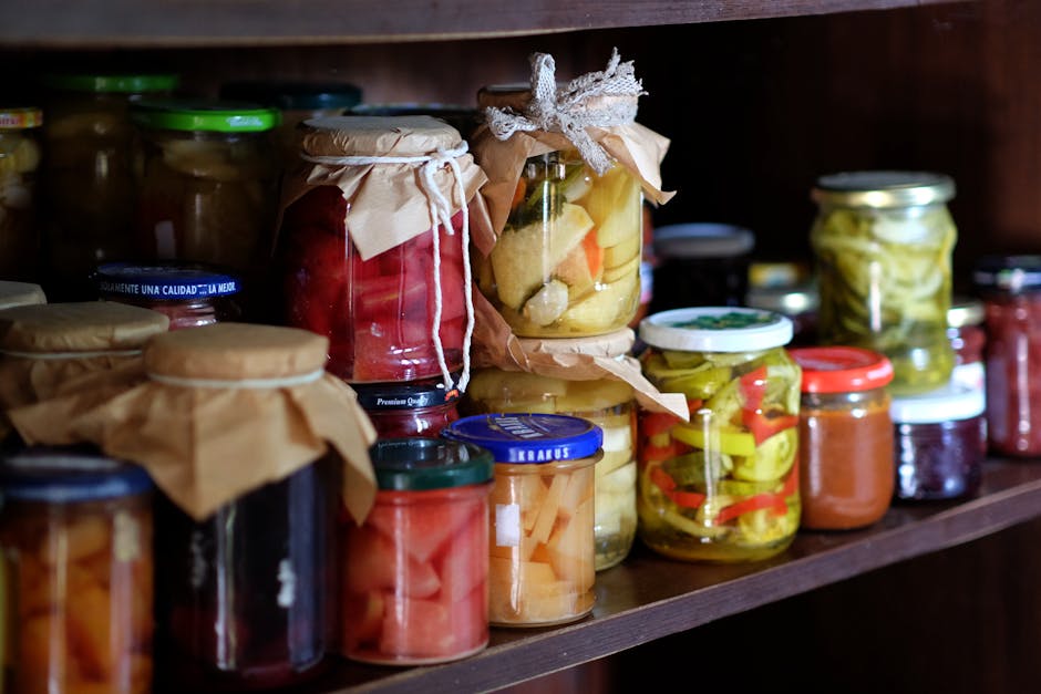 Bocaux de confitures alignés sur une étagère de garde-manger