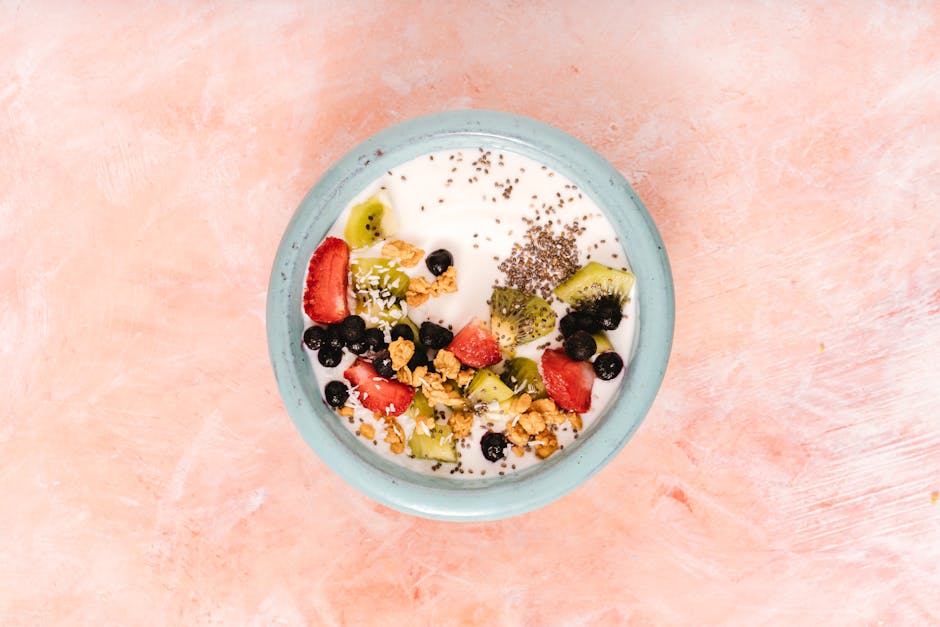 Bol de yaourt avec graines et fruits au petit déjeuner
