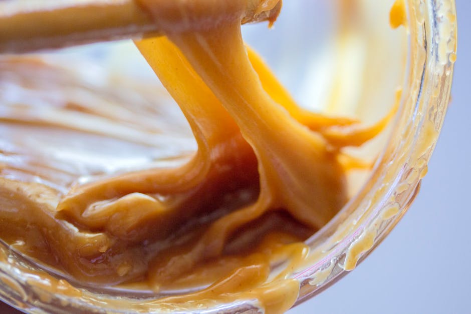 Caramel doré coulant dans une casserole