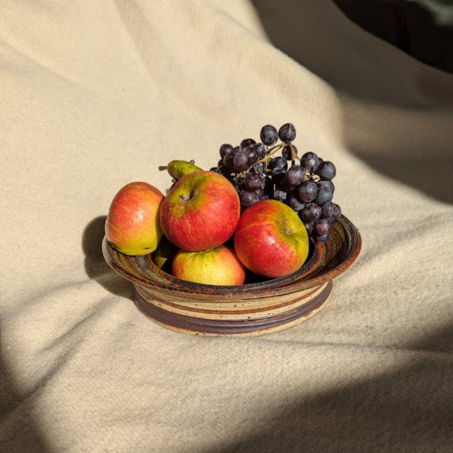 Compote de fruits rouge-dorée présentée dans un bol blanc