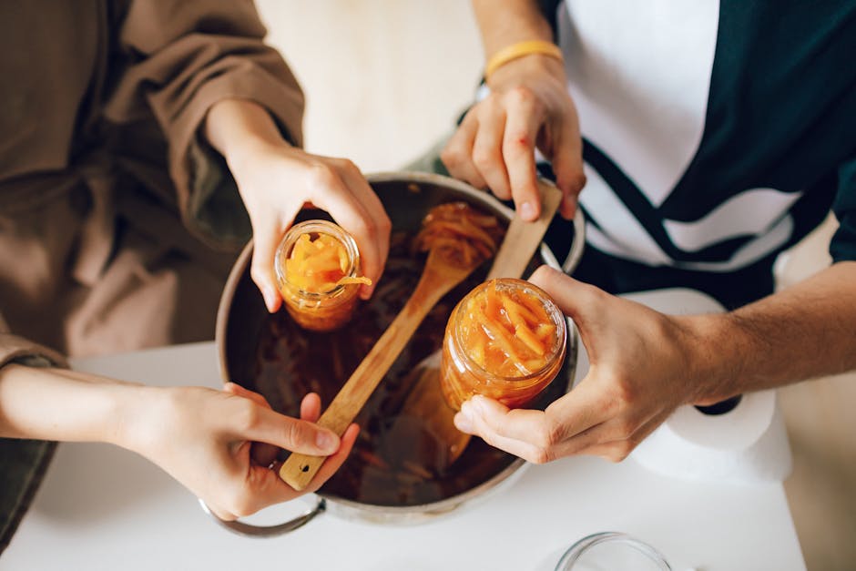 Confiture en train de cuire dans une casserole sur la cuisinière