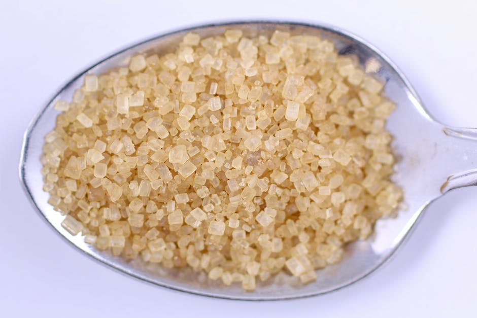 Cuillère en bois remplie de sucre brun muscovado