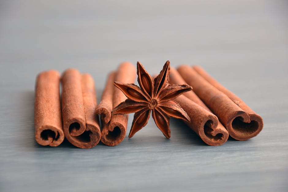 Épices pour dessert : cannelle et badiane disposées sur une table