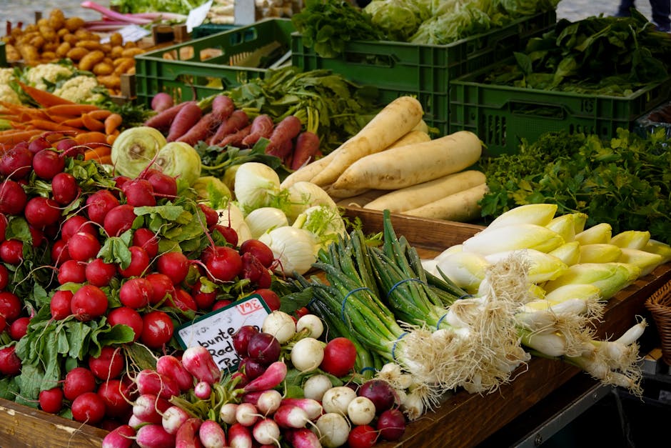 Étal de marché coloré avec fruits et légumes de saison