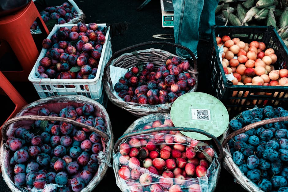 Étal de prunes fraîches au marché de producteurs