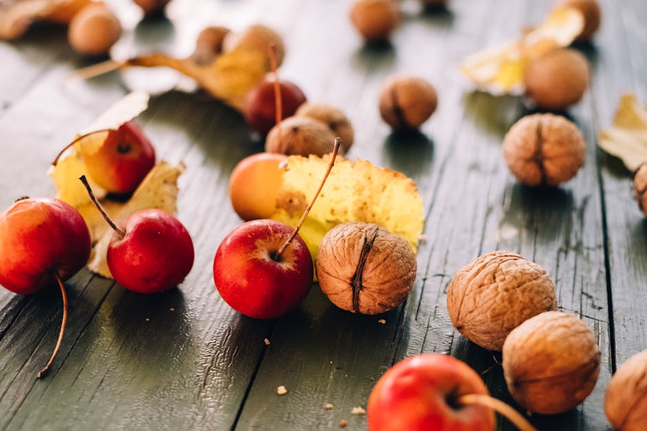 Fruits d'automne colorés disposés sur une table en bois