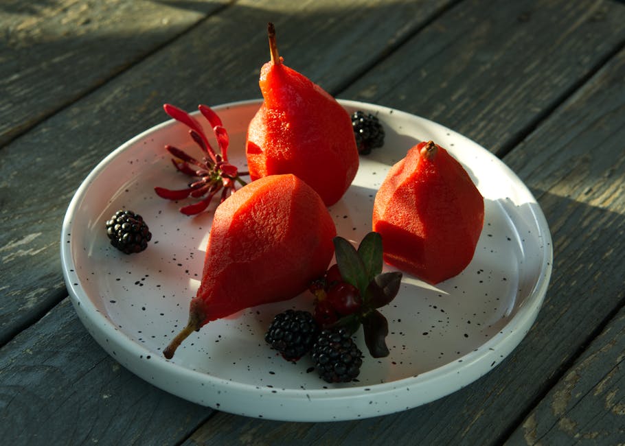 Poires pochées au vin rouge dans une casserole
