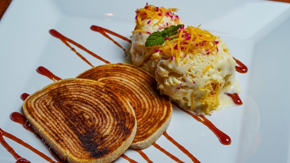 Dessert servi à l'assiette avec une quenelle de crème