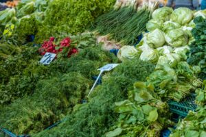 Panier de légumes de printemps frais achetés au marché