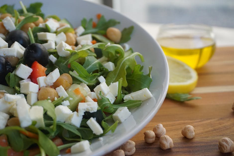 Salade méditerranéenne colorée aux fruits et légumes frais