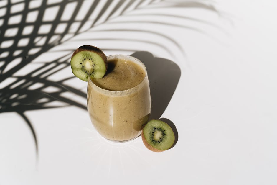 Smoothie vert aux kiwis et banane servi dans un verre