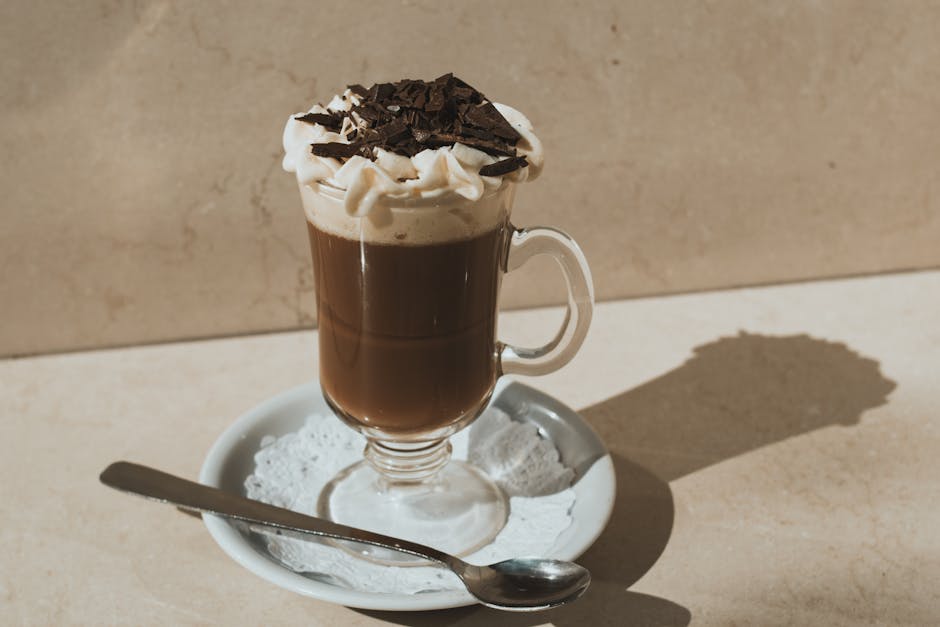 Tasse de chocolat chaud italien épais avec une noix de crème fouettée
