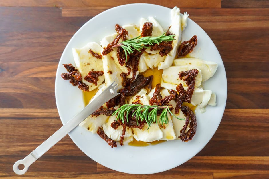 Tomates cerises coupées en deux séchant doucement au four