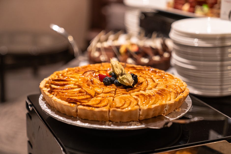 Tarte aux pommes caramélisées servie sur une assiette
