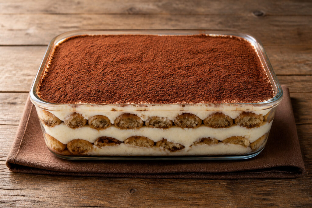 Tiramisu classique dans un plat en verre